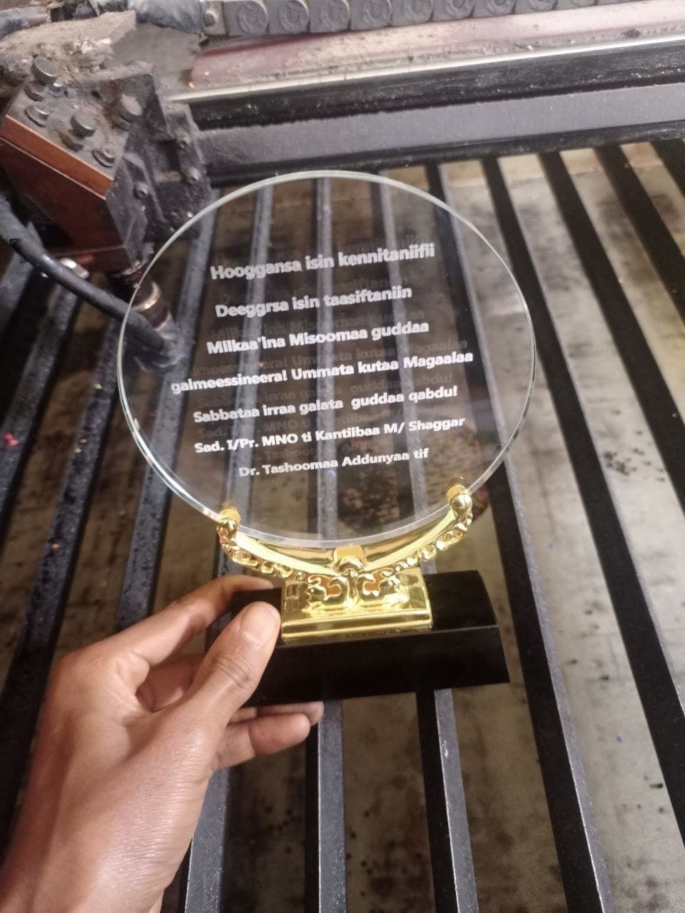 Engraved glass recognition award (Afaan Oromoo)