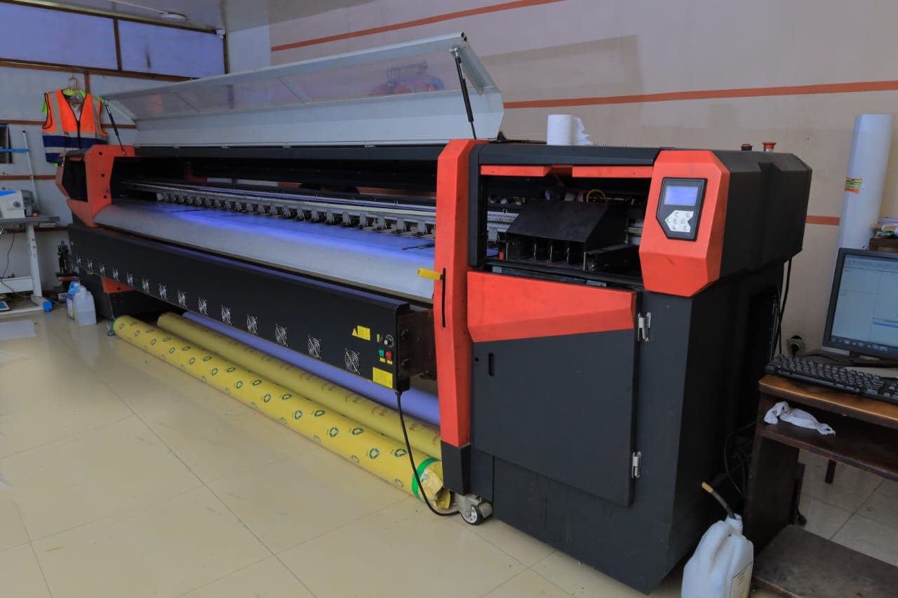 Large-format printer for banners, mesh and outdoor prints